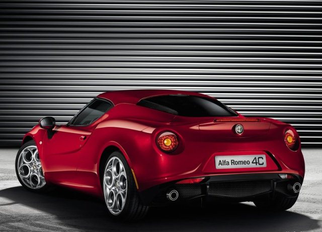 2014_RED_ALFA_ROMEO_4C_pic-4