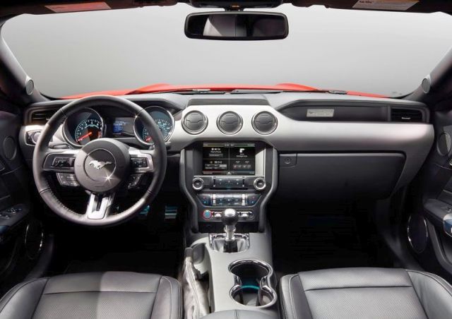 2015_FORD_MUSTANG_GT_steeringwheel&dashboard_pic_11