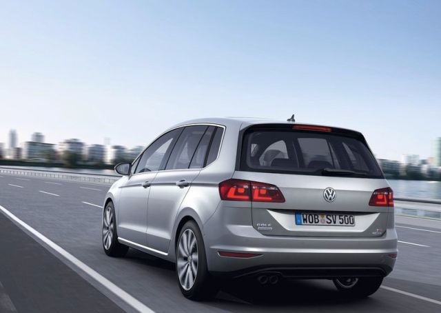 2015_VW_GOLF_SPORTSVAN_rear_pic-4