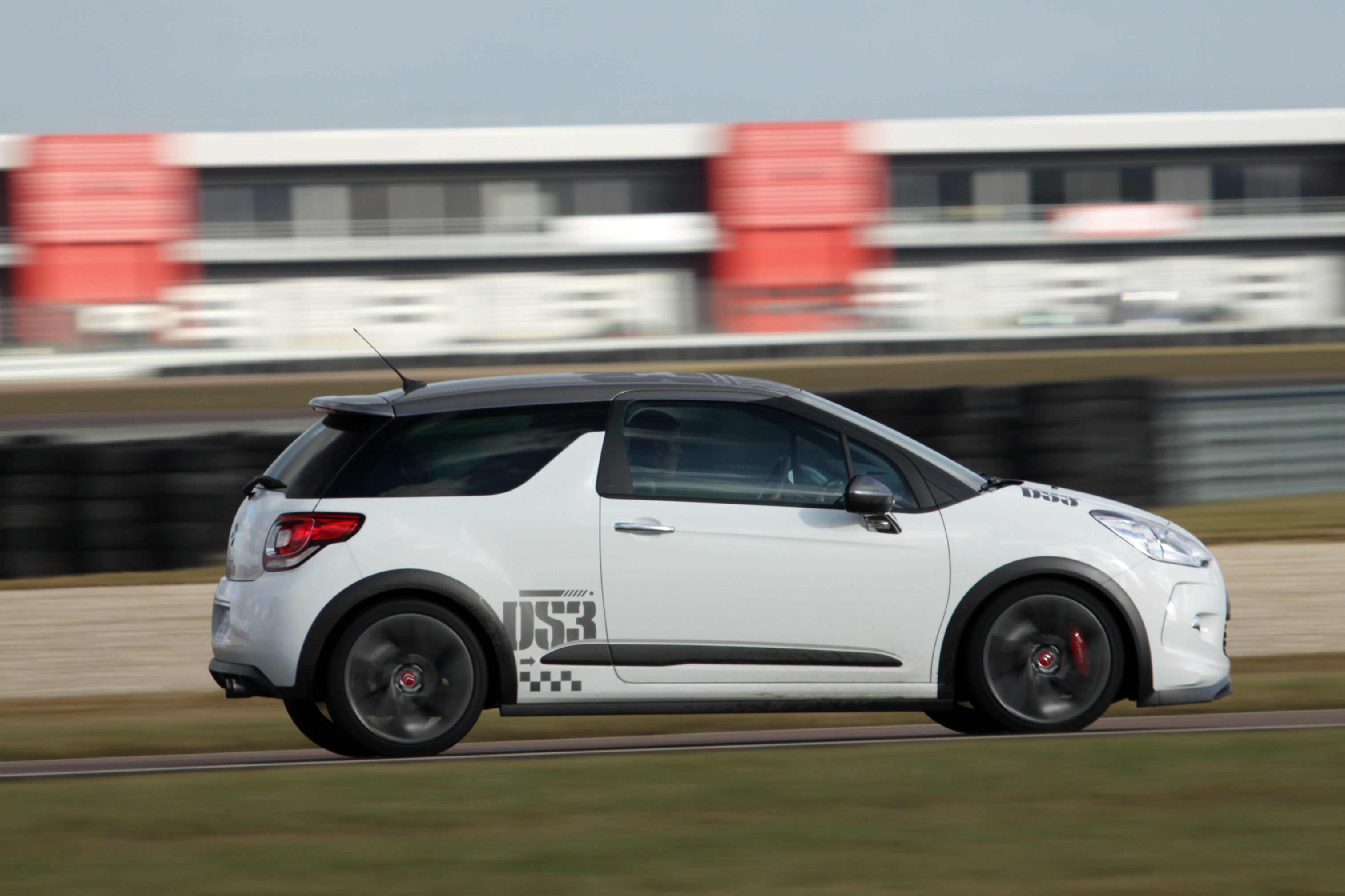 White racing. Хот хэтч Ситроен ds3. Citroen ds3 гонщик. Citroen DS Sport. Монитор в Citroen ds3.